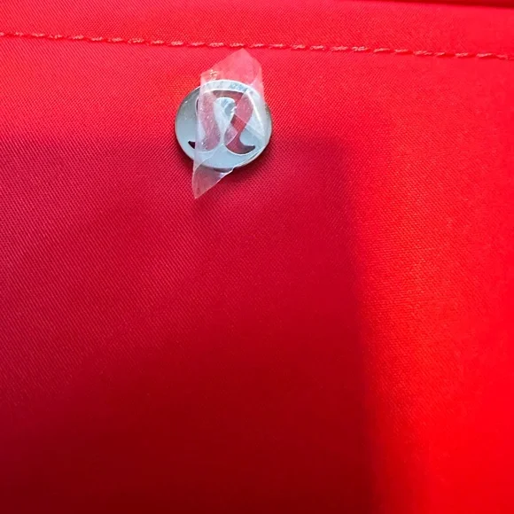 lululemon Crossbody Camera Bag 2L in TRUE RED New W/Tags!! - Picture 4 of 12